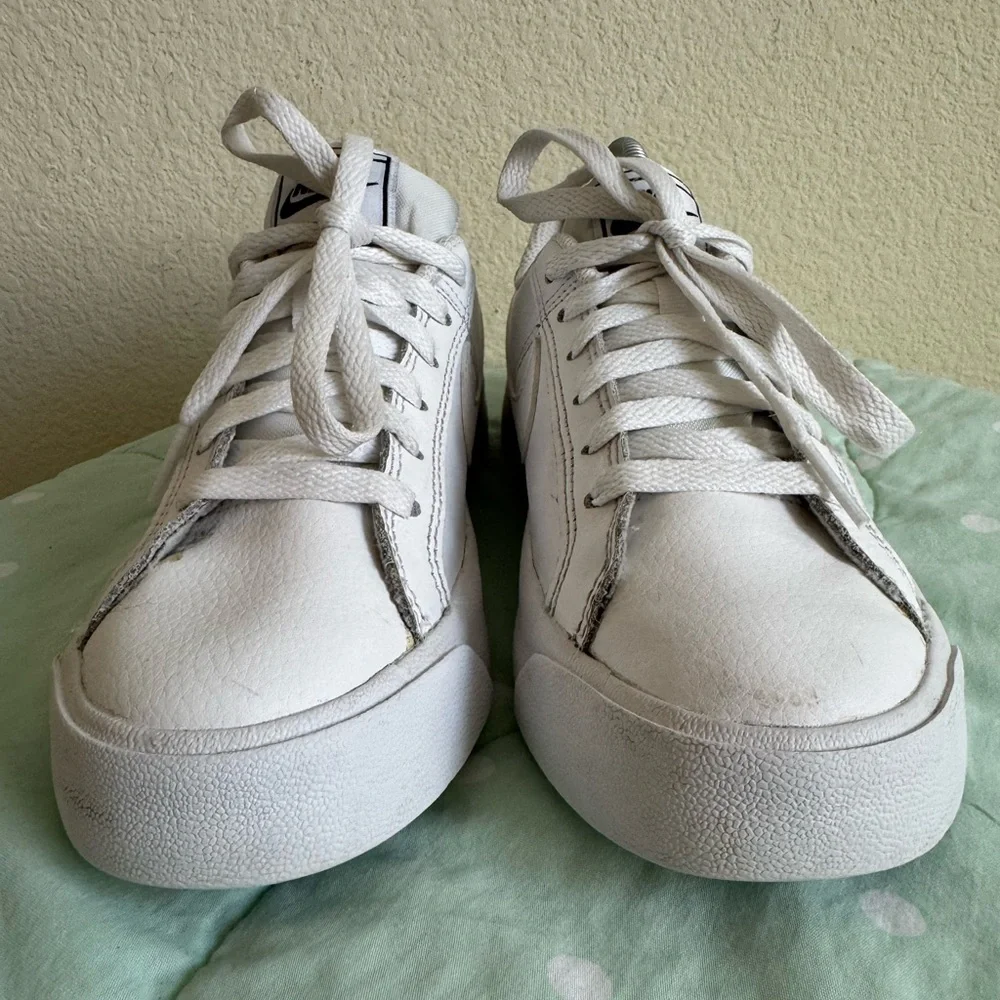 Nike Court Royale AC AO2810-102 White Sneakers Womens size 5.5